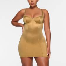 12 Dresses That Are Super Flattering for Small Busts