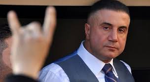 90'lı yıllarda türkiye'de ortaya çıkan mafya oluşumlarının içerisinde yer alması nedeniyle yargılandı. Sedat Peker Mutlaka Oku