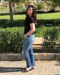 بوسي أنيقة بإطلالة كاجوال في أحدث ظهور لها (صور)