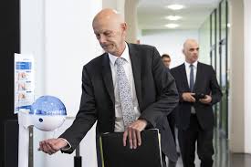 The democratic alliance (da) held its leadership conference virtually between 31 october and 1 november 2020. Daniel Koch Le Monsieur Coronavirus Visage De La