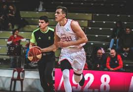 Les joueurs disputent le championnat de france de france u18, le championnat de. Hugo Robineau Prete Par Cholet Basket