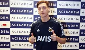 Kulüp, türk asıllı alman futbolcuyu 3.5 yıllığına renklerine bağladı. Fenerbahce De Mesut Ozil Karari Oynayacak Mi