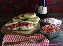 Tigelle e crescentine, due prodotti tipici della cultura gastronomica emiliana. Tigella Sfiziosa Luciana In Cucina