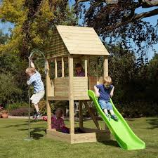 La Maisonnette En Bois Qui Aide Vos Enfants Jouer Plus Librement Archzine Fr Maisonnette En Bois Module De Jeux Exterieur Jeux Enfant Exterieur