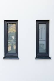 Moderne Fenster Und Fensterbank In Schonem Anthrazit Architektur Ideen Fens In 2020 Moderne Fenster Fenster Anthrazit Fensterbrett Aussen