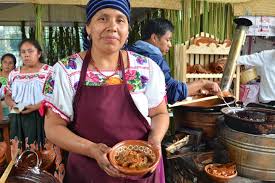 La fideuá tradicional es como el clásico arroz en paella, pero con la sustitución del arroz por unos fideos gruesos especiales, de interior hueco, que absorben gran cantidad de caldo. Encuentro De Cocina Tradicional De Michoacan Blog Seccion Amarilla