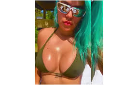 Karol G deslumbra a sus fans con fotos desnuda bajo el agua