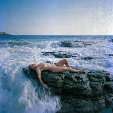 Nude Photography in Wild Landscapes – Fubiz Media