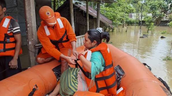 AssamFloods || 🔶 भारी वर्षा और नदियों के बढ़ते जलस्तर के बीच असम के बाढ़  प्रभावित क्षेत्रों में एनडीआरएफ की टीमें लगातार बाढ़ राहत एवं बचाव ...