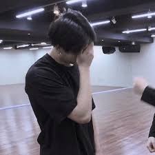 Les bangtan bombs sont des vidéos . Bts Jungkook And Bangtan Bomb Image 6703998 On Favim Com