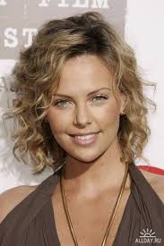 Sharliz Teron Charlize Theron 305 Foto Medium Length Hair Styles Medium Hair Styles Medium Length Curly Hair