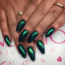 Efekt Szmaragdowy Czarny Lakier In 2020 Emerald Nails Short