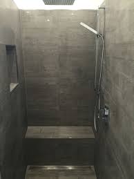 Weitere ideen zu dusche fliesen, dusche, badezimmerideen. Begehbare Dusche Graue Fliesen In Betonoptik Geflieste Sitzbank Begehbare Dusche Dusche Fliesen Fliesen Betonoptik