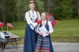 Bunad fra vestfold, vestfoldbunad med rød jakke og gul silkebrokadevest. 17 Mai Velforening Helma 10 Holdt 17 Mai Talen I Tippoldemoras 100 Ar Gamle Bunad