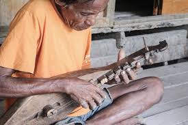 Maka dari itu, tak heran jika indonesia disebut sebagai negara paling kaya. File Musisi Legendaris Umbu Ndilu Dari Sumba Timur Bermain Alat Musik Tradisional Di Sebut Jungga Humba Jpg Wikimedia Commons