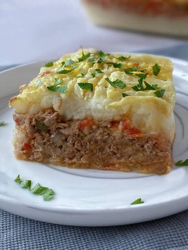 Versionamos un clásico: el pastel de papas. Esta vez te proponemos hacerlo  con carne mechada. Probalo y contanos si volvés a lo tradicional o esta  receta queda para siempre sujeta a la