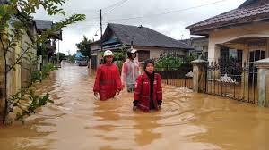 Tidak dapat dinafikan bahawa hakisan tindakan air mengalir membawa kesan terhadap alam sekitar dan ekonomi negara. Tempuh 2 Km Jalan Kaki Evakuasi Korban Banjir Bandang Barabai Hst