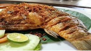 Tumis bawang putih, hirisan bawang holland, lada thai ketuk, akar daun ketumbar, 2/3 bahagian tomato. 47 Gambar Ikan Mas Goreng