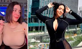 Machika desnuda se toca el clítoris