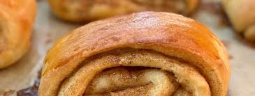 Det er bageren selv, der her viser hvordan du gør, og det er inklusiv opskrift på gifler. Kanelgifler Opskrift Pa Blode Og Svampede Kanelgifler