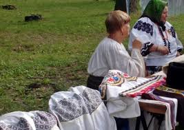 Ziua universală a iei este sărbătorită, anual, la 24 iunie, începând din 2013, în ţara noastră şi în comunităţile româneşti din peste 100 de oraşe din întreaga lume. Ziua UniversalÄƒ A Iei Portul Romanesc Se SÄƒrbÄƒtoreÈ™te De Ziua Iei Libertatea