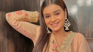 Rose Khan's Instagram, Twitter & Facebook