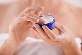 Apa saja dan bagaimana cara mengatasi kulit tangan kering? Manfaat Petroleum Jelly Vaseline Untuk Kulit Kering Hello Sehat