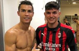 The latest tweets from giorgio chiellini (@chiellini). Cristiano Ronaldo Gets Photobombed By A Naked Giorgio Chiellini In Our Picture Of The Season