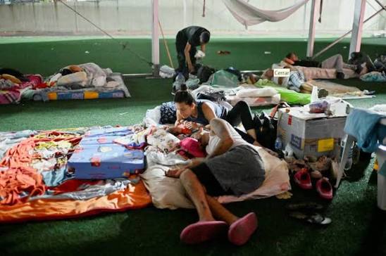 Venezuela 🔖Hacinamiento, peleas, filas por comida e incertidumbre: la dramática rutina en los refugios de La Guaira tras el terremoto Miles de personas permanecen en escuelas, estadios y otros albergues temporales mientras