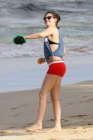 Kristen Stewart And Her Gal Pal Show Sweet Pda In Hawaii Kristen Stewart Bikini Kristen Stewart Girlfriend Kristen Stewart Actress