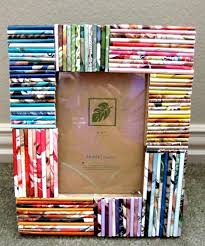 Bilderrahmen Selber Bauen Fotorahmen Mit Seiten Aus Zeitungen Verzieren Dekorieren Bilderrahmen Selber Machen Papier Basteln Ideen Recycling Papier Handwerk