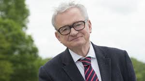 Après son renvoi du collège pour indiscipline, son père l'incite à apprendre un métier. Ou Vit Le Critique Gastronomique Jean Luc Petitrenaud Cote Maison