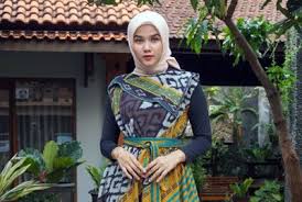 Baju tenun wanita, kain ikat, jual kain online, model baju tenun, kain khas indonesia, tas etnik, baju tenun ikat, motif kain tenun, kain songket, kain kain tenun ikat khas alor ntt indonesia merupakan salah satu bukti dari kekayaan kebudayaan indonesia. Kreasi Baju Kain Tenun Jepara Images