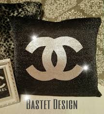 Scegli tra i tanti colori, texture e fantasie del nostro assortimento una veste nuova per i tuoi cuscini. Chanel Logo Pillow Cuscino Logo Chanel Chanel Cuscini