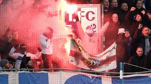 Wenn sie gerne ins stadion gehen, darf das trikot, der fanschal oder sogar eine große fahne nicht fehlen. Prozess Um Tweet Der Polizei Weiblicher Fussballfan Aus Magdeburg Klagt Sportbuzzer De