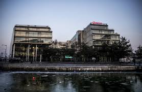 Bâti dans le prolongement du canal de l'ourcq, au cœur du nouveau symbole de la transformation de veolia, cette « maison commune » rassemble désormais le siège du. Developers Bet On Paris Suburb Begins To Pay Off Wsj