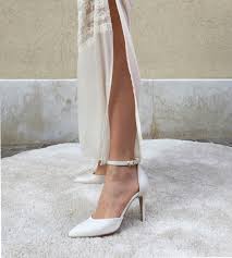 Sandalo da sposa in raso con stringhe intrecciato, comodo tacco doppio impreziosito da perline. Linea Vegan Da Sposa Guida Ai Modelli
