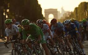 124 équipages au départ le 3 septembre, 55 à l'arrivée le 12 septembre. Tour De France 2019 L Arrivee En 10 Photos Le Parisien