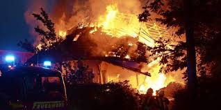 Das haus, in dem verschiedene gewerbe. Wohnhaus In Wohltorf Brennt Nach Explosion Nieder Feuerwehr Sucht Nach Vermissten