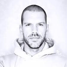 Most people scroll LinkedIn like it's Instagram. I told someone recently:  “You're sitting