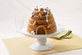 How to make authentic bienenstich kuchen (traditional german bee sting cake recipe) the first step is to make the yeast dough. Nordic Ware Backform Beehive Cake Pan Aluminium Gold 17 8cm X 40 6cm Nw 54577 Amazon De Kuche Haushalt Wohnen
