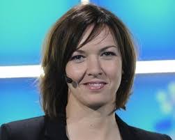 Julie Menard's Instagram, Twitter & Facebook