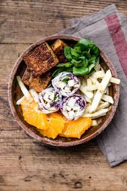 Vegane Bowl Mit Reispapier Orange Tofu Avocado Und Pastinake Veganerezepte Veganbowl Veganebowls Bowlinspiration Vegan Bowls Food Inspiration Recipes