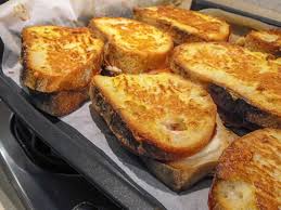 Il gorgonzola (gorgonzoeula in lingua lombarda) è un formaggio erborinato, prodotto in italia dal latte intero di vacca.si tratta di un formaggio dop originario della provincia di milano e le sue zone di produzioni storiche sono le province di milano, como, pavia e novara. Ricetta Mozzarella In Carrozza Al Forno La Fama Puttana