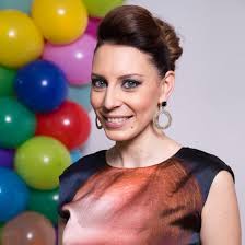 36/365 Zâmbetul m-a dat de gol: e vineri, e fără băieți, a fost cu  telefoane și mail-uri, copt păpuși @dollflowers13 🙃 și acum mă pregătesc  de film. Ceva recomandări? Pe listă am