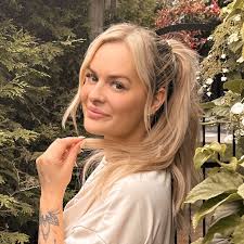 Sarah Bilodeau's Instagram, Twitter & Facebook