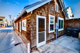 Perched on the sand dunes of our private beach, the cozy beach cottages look upon a quiet new england cove. Crazy Birds Beach Cottage Newport Beach Ca Booking Com