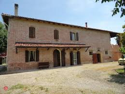 Viene proposto appartamento di generose dimensioni in grado di fornire 3 camere, 2 bagni & box auto. Pin Su Case