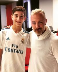 El periodista deportivo fernando solabarrieta sorprendió a sus seguidores tras revelar un nuevo cambio de look, dejando en el pasado ese pelo largo que lo llenó de críticas. Inaki El Hijo De Solabarrieta E Ivette Vergara Que Sigue Los Pasos De Hermano Futbolista Tv Y Espectaculos Pagina 7