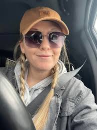 hi? i read books, matcha lover, well-spoken, no boy best friend, and  politically aware btw.